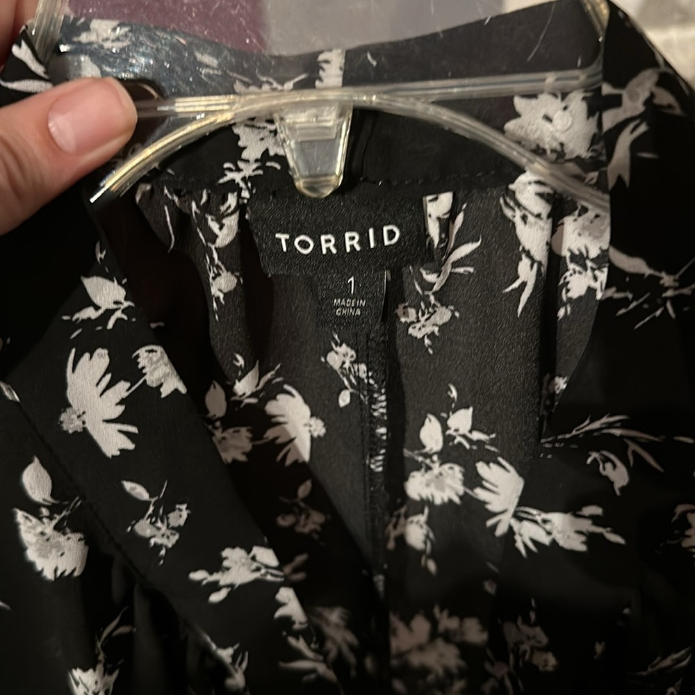 Torrid women’s floral blouse size 1 - Picture 5 of 5